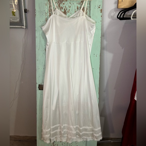 Women’s elegant white vintage maxi slip dress - Picture 2 of 6